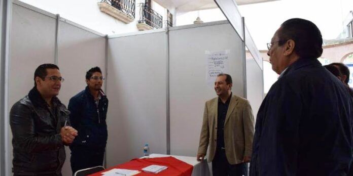 Autoridades recorren stands