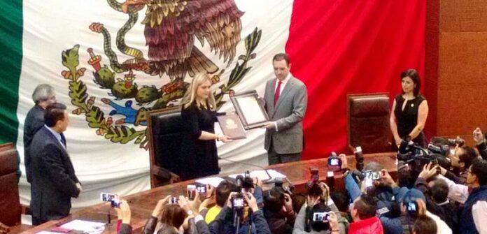 Diputada le entrega el documento
