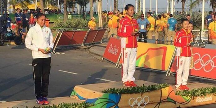 En el podio con ganadoras En el podio con ganadoras