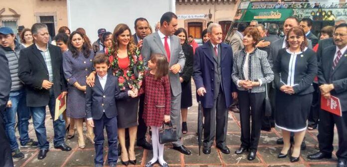 Acompaña familia a gobernador electo Acompaña familia a gobernador electo