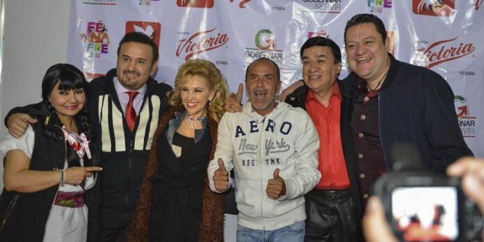 Comediantes se presentan con éxito Comediantes se presentan con éxito