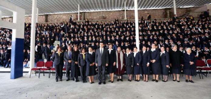 Gobernador con alumnos y maestros Gobernador con alumnos y maestros