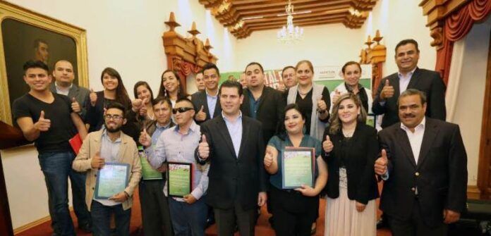 Entrega Alonso reconocimientos y estímulos Entrega Alonso reconocimientos y estímulos