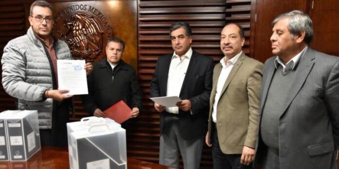 Uriel Márquez Cristerna entregó el documento Uriel Márquez Cristerna entregó el documento