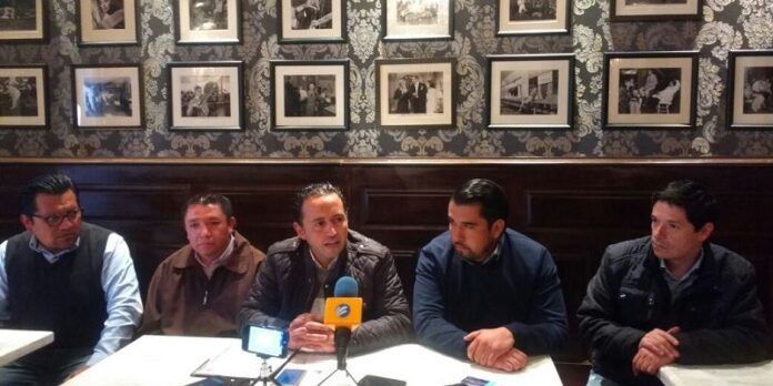 Al centro Arturo López de Lara, pesidente estatal del PAN Al centro Arturo López de Lara, pesidente estatal del PAN
