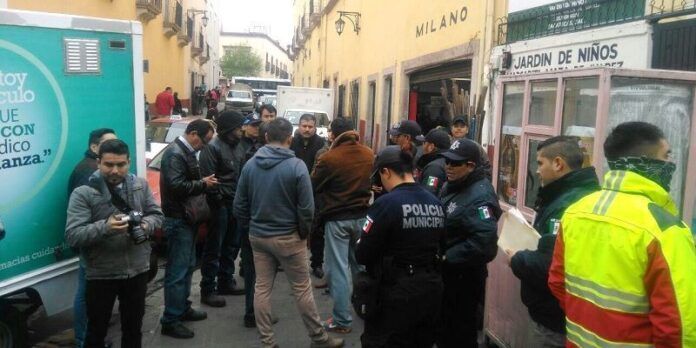 Policías y elementos de Protección Civil acudieron a realizar la notificación