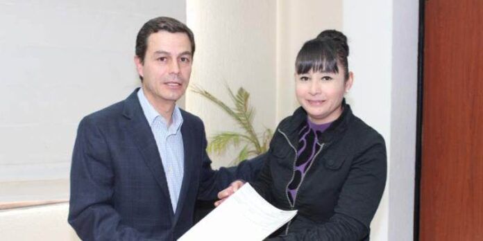 Director entrega 15 mil 829 pesos Director entrega 15 mil 829 pesos