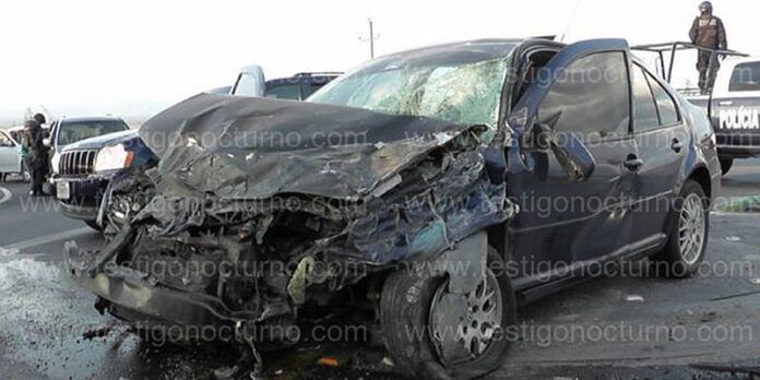 Cofre del auto queda destrozado Cofre del auto queda destrozado