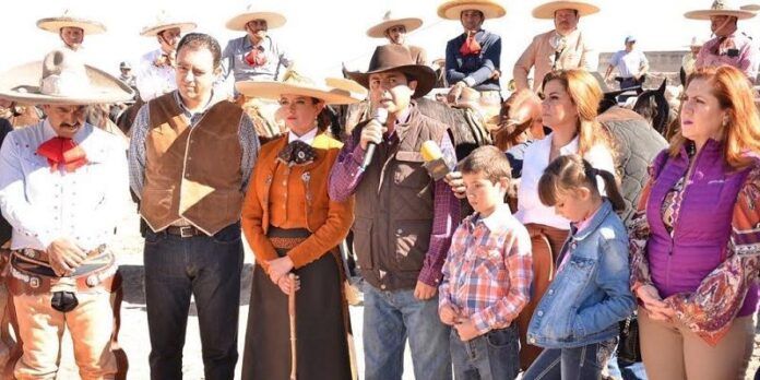 Alcalde y gobernador cortaron la reata inaugural Alcalde y gobernador cortaron la reata inaugural
