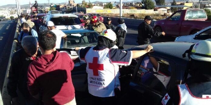 Paramédicos de la Cruz Roja auxiliaron a un conductor
