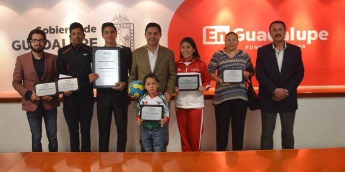 Deportistas reciben reconocimientos