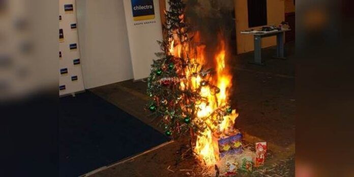 Se quema árbol decorado