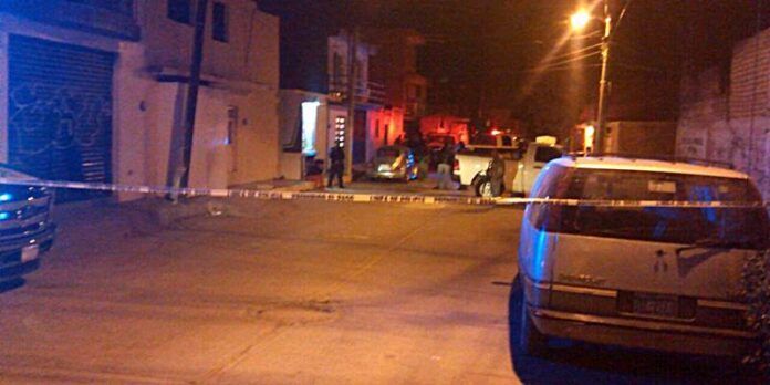 Lo atacan en medio de la calle Lo atacan en medio de la calle