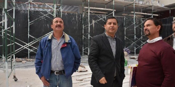 Autoridades municipales supervisan la obra Autoridades municipales supervisan la obra