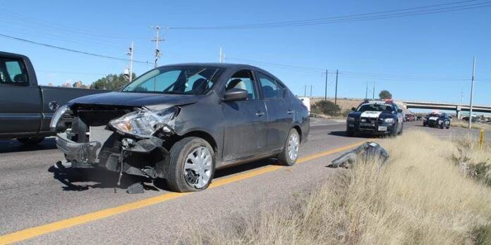 Camioneta queda en la separación de carriles Camioneta queda en la separación de carriles