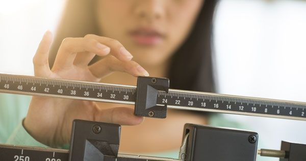 Pesándose en la báscula Pesándose en la báscula