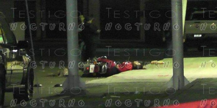 El asesinato de la mujer ocurrió frente a un Oxxo. El asesinato de la mujer ocurrió frente a un Oxxo.