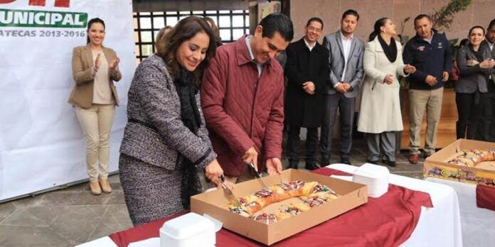 Hace alcalde primer corte con su esposa Hace alcalde primer corte con su esposa