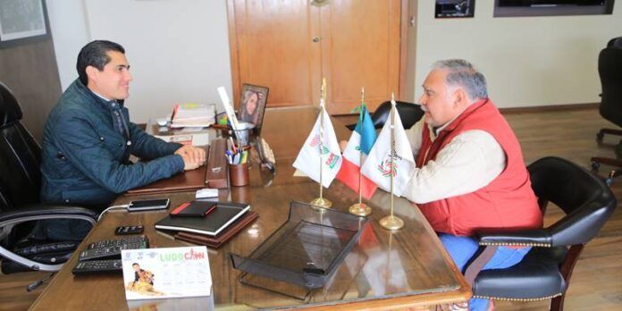 Carlos Peña recibió en su despacho a los zacatecanos. Carlos Peña recibió en su despacho a los zacatecanos.