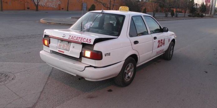 El taxi sufrió daños en la parte trasera. El taxi sufrió daños en la parte trasera.