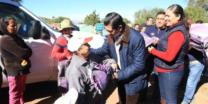 Alcalde entrega cobijas Alcalde entrega cobijas