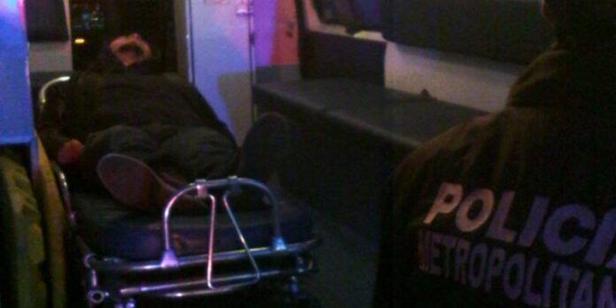 El joven no se percató que la alcantarilla no tenía tapadera. El joven no se percató que la alcantarilla no tenía tapadera.