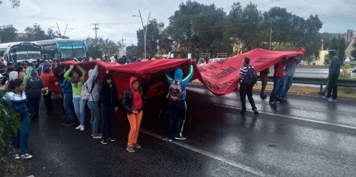 Lluvia 'cobijó' la marcha Lluvia 'cobijó' la marcha