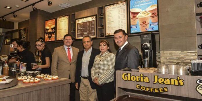 Autoridades y empresarioe en la cafetería Autoridades y empresarioe en la cafetería