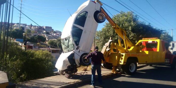El automóvil fue retirado con una grúa. El automóvil fue retirado con una grúa.