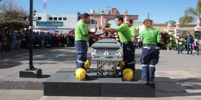 Compañeros la despidieron con homenaje.