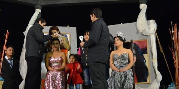 El secretario de gobierno coronó a la reina. El secretario de gobierno coronó a la reina.