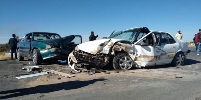 Automóviles con fuertes golpes frontales