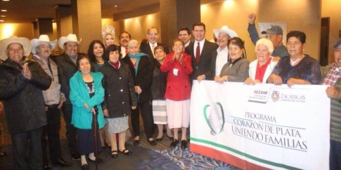 Miguel Alonso con beneficiarios Miguel Alonso con beneficiarios