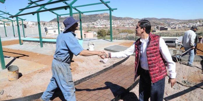 Carlos Peña con trabajador Carlos Peña con trabajador
