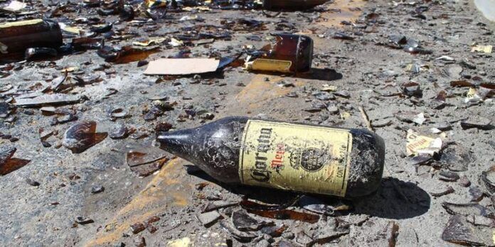 Cientos de botellas quedaron destrozadas. Cientos de botellas quedaron destrozadas.