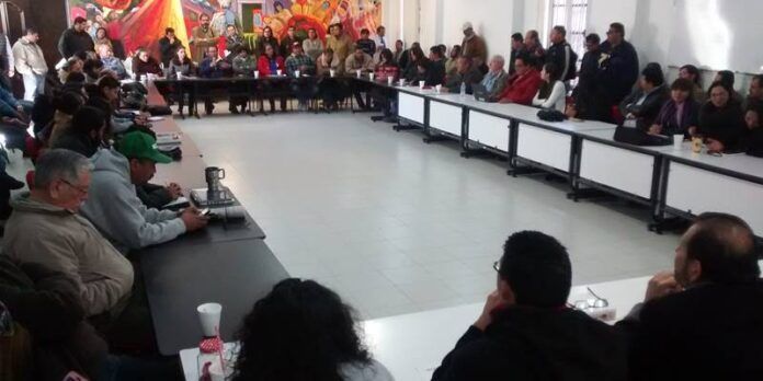 Se llegó al acuerdo en una reunión. Se llegó al acuerdo en una reunión.