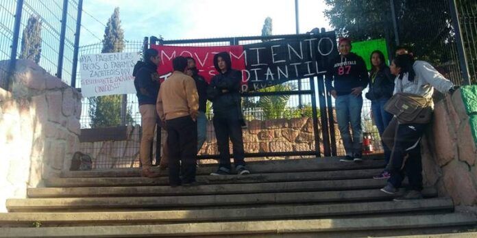 Cerca de 20 alumnos bloquearon la entrada. Cerca de 20 alumnos bloquearon la entrada.