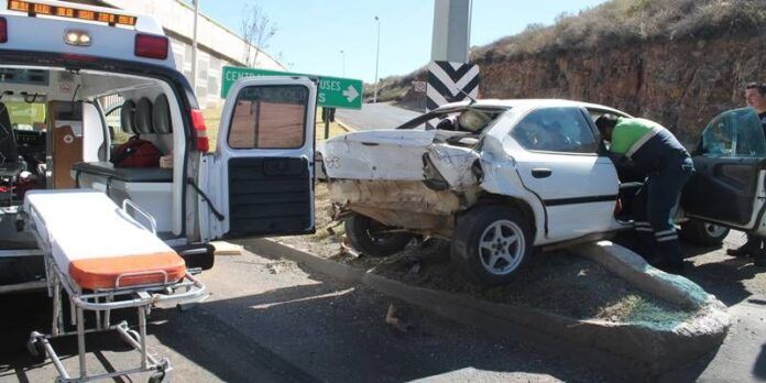 El automóvil compacto quedó con severos daños. El automóvil compacto quedó con severos daños.