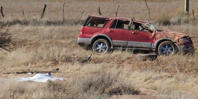 Cuerpo queda aun lado de camioneta Cuerpo queda aun lado de camioneta