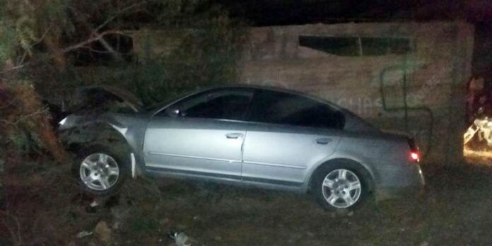 Auto se impacta contra árboles Auto se impacta contra árboles