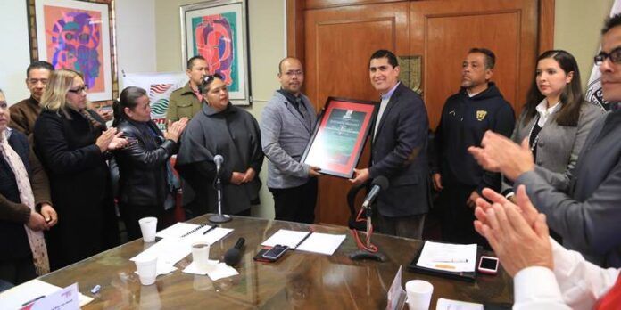 Entregan reconocimiento a familiares Entregan reconocimiento a familiares