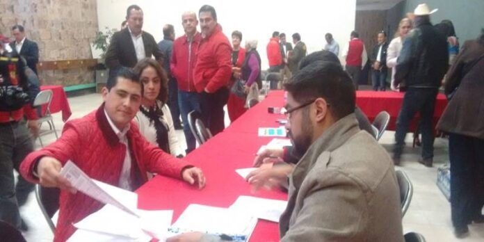 Carlos Peña Badillo se registra.