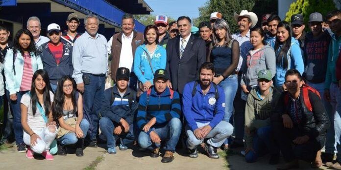 Rector con estudiantes