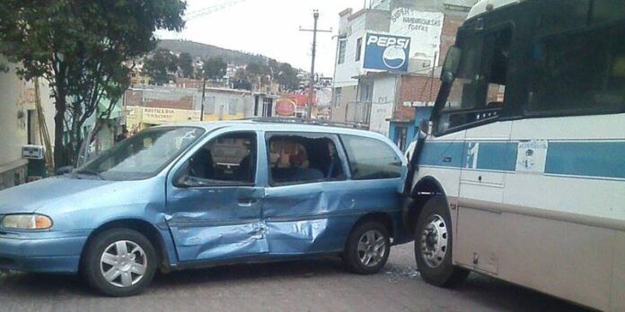 La camioneta quedó con algunos daños. La camioneta quedó con algunos daños.