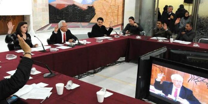 Compañeros aprueban licencia