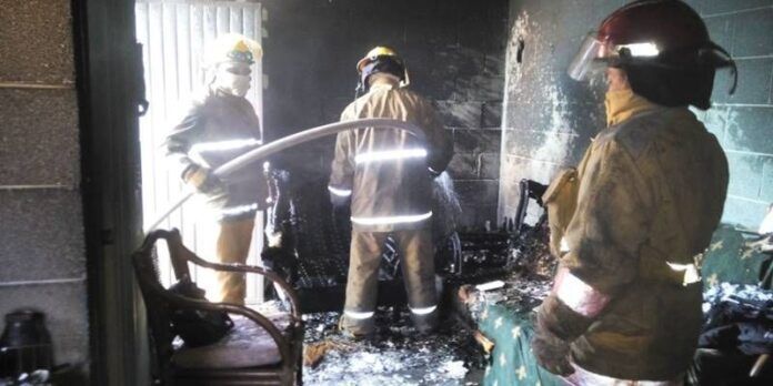 Los incendios son provocados por descuidos. Los incendios son provocados por descuidos.