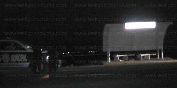 El cuerpo estaba tirado cerca de la carretera. El cuerpo estaba tirado cerca de la carretera.