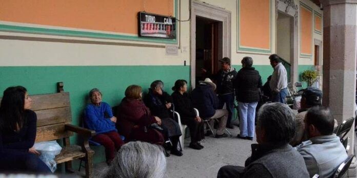 Acuden a pagar impuesto Acuden a pagar impuesto