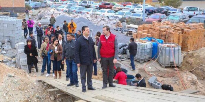 Miguel Alonso con funcionarios Miguel Alonso con funcionarios