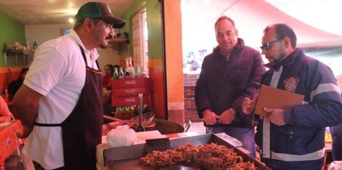 Autoridades en negocio de comida